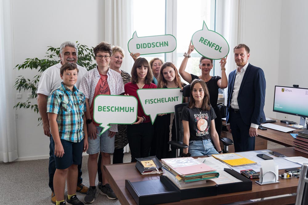 Klaus Petermann der Lene Voigt Gesellschaft mit Kindern beim Sächsischen Ministerpräsidenten Kretschmer