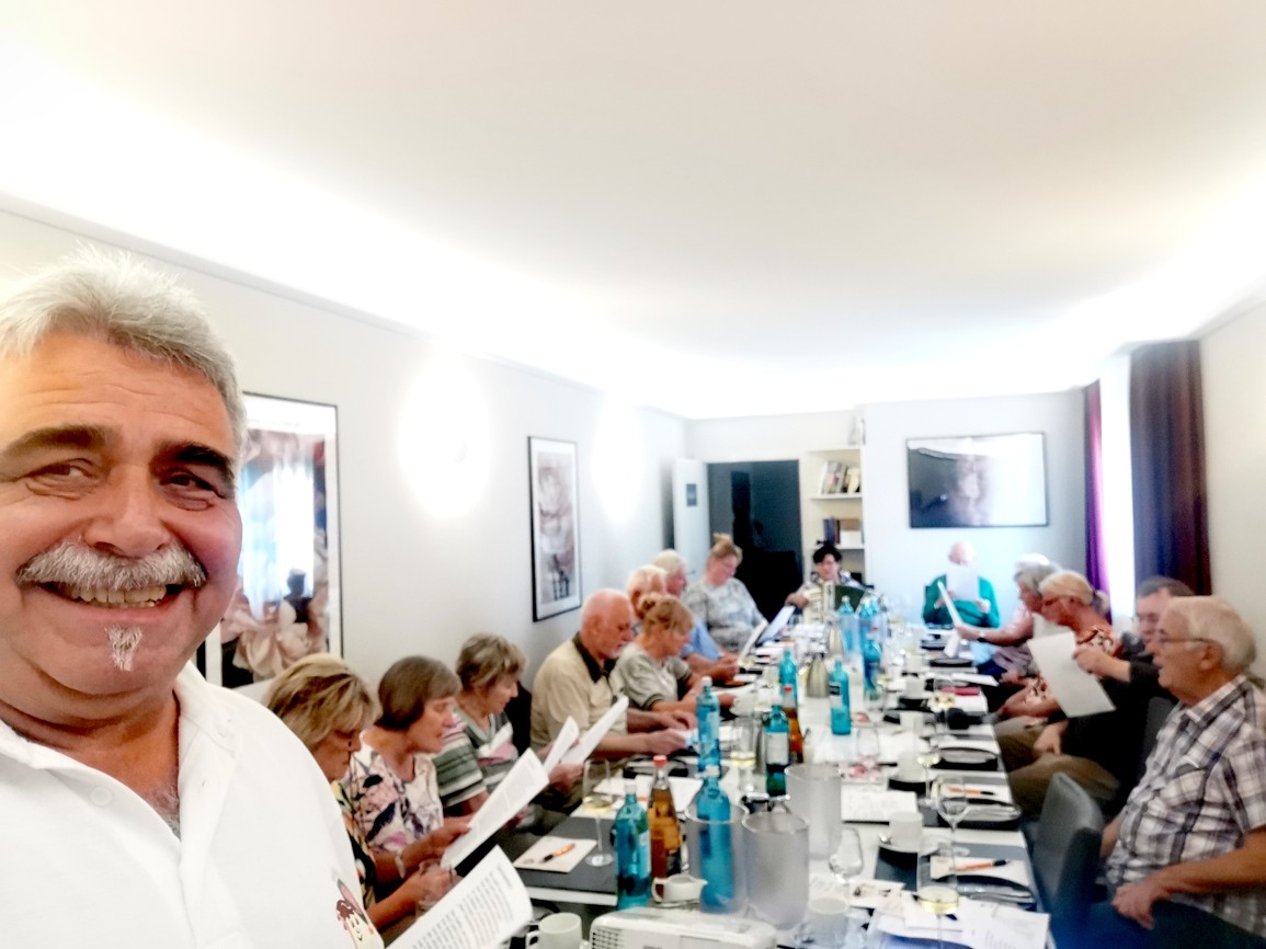 Klaus Petermann unser Vorstandsvoristzender auf der Mitgleiderversammlung der Lene Voigt Gesellschaft.